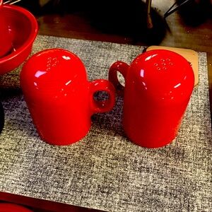 Fiesta Scarlet Range Top Shakers P & S
